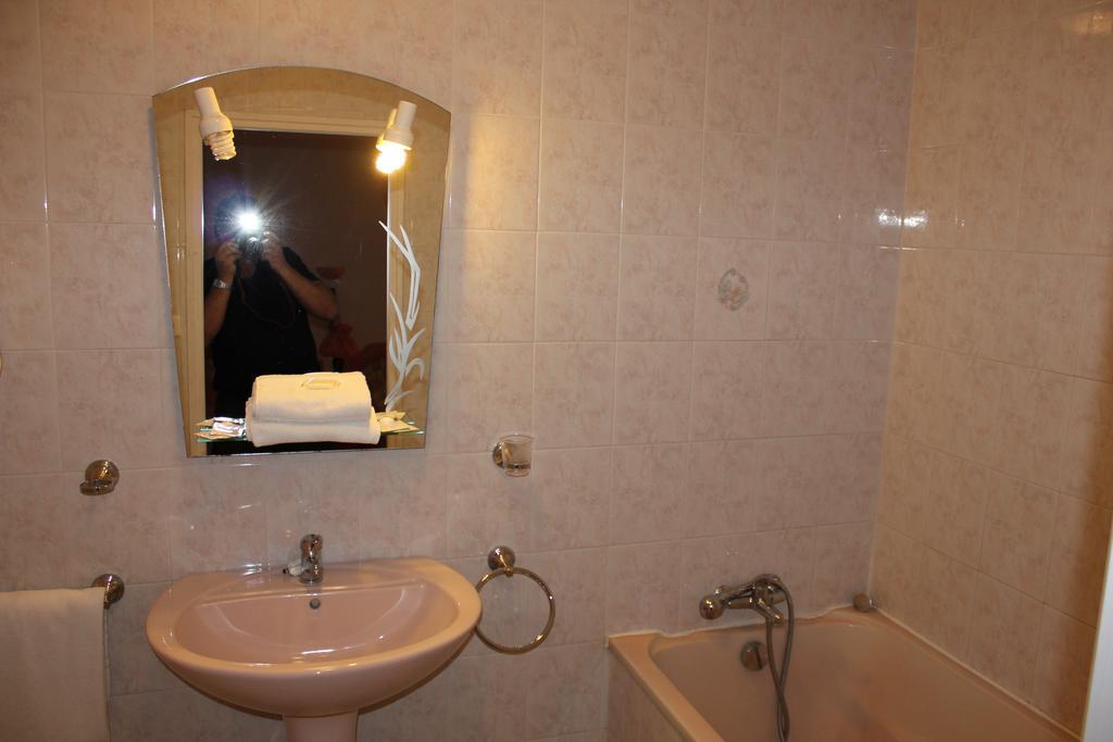 Hotel Restaurant La Camargue Salin-de-Giraud Quarto foto