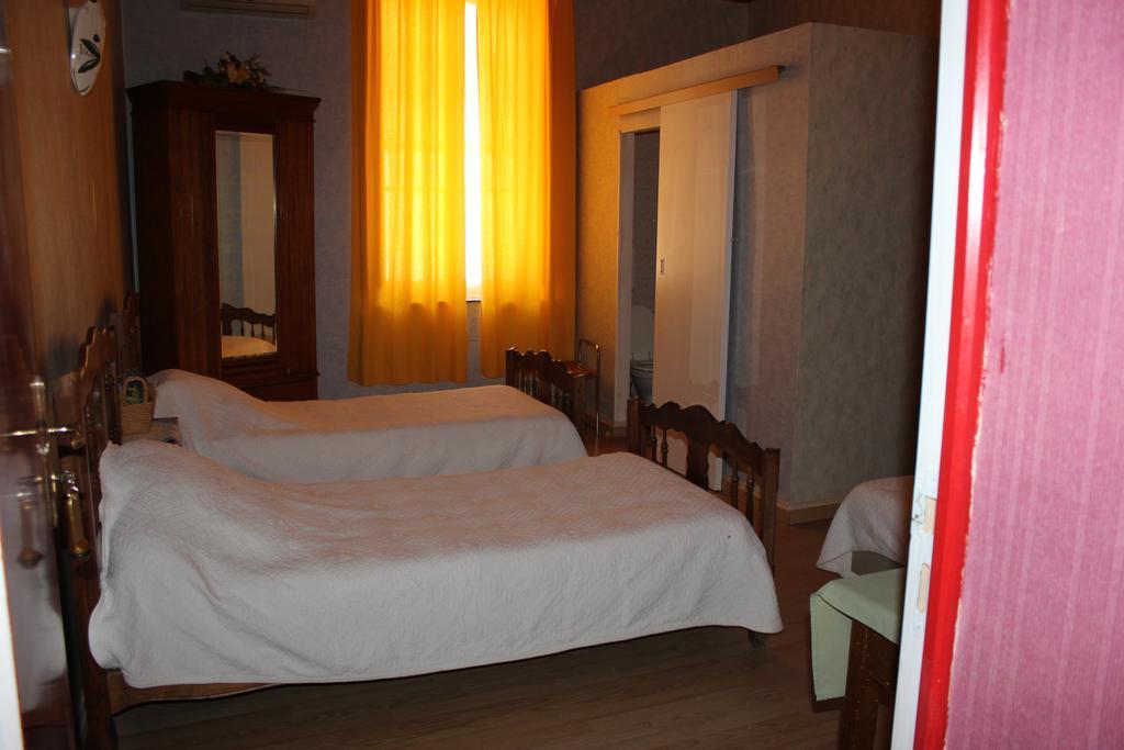 Hotel Restaurant La Camargue Salin-de-Giraud Quarto foto